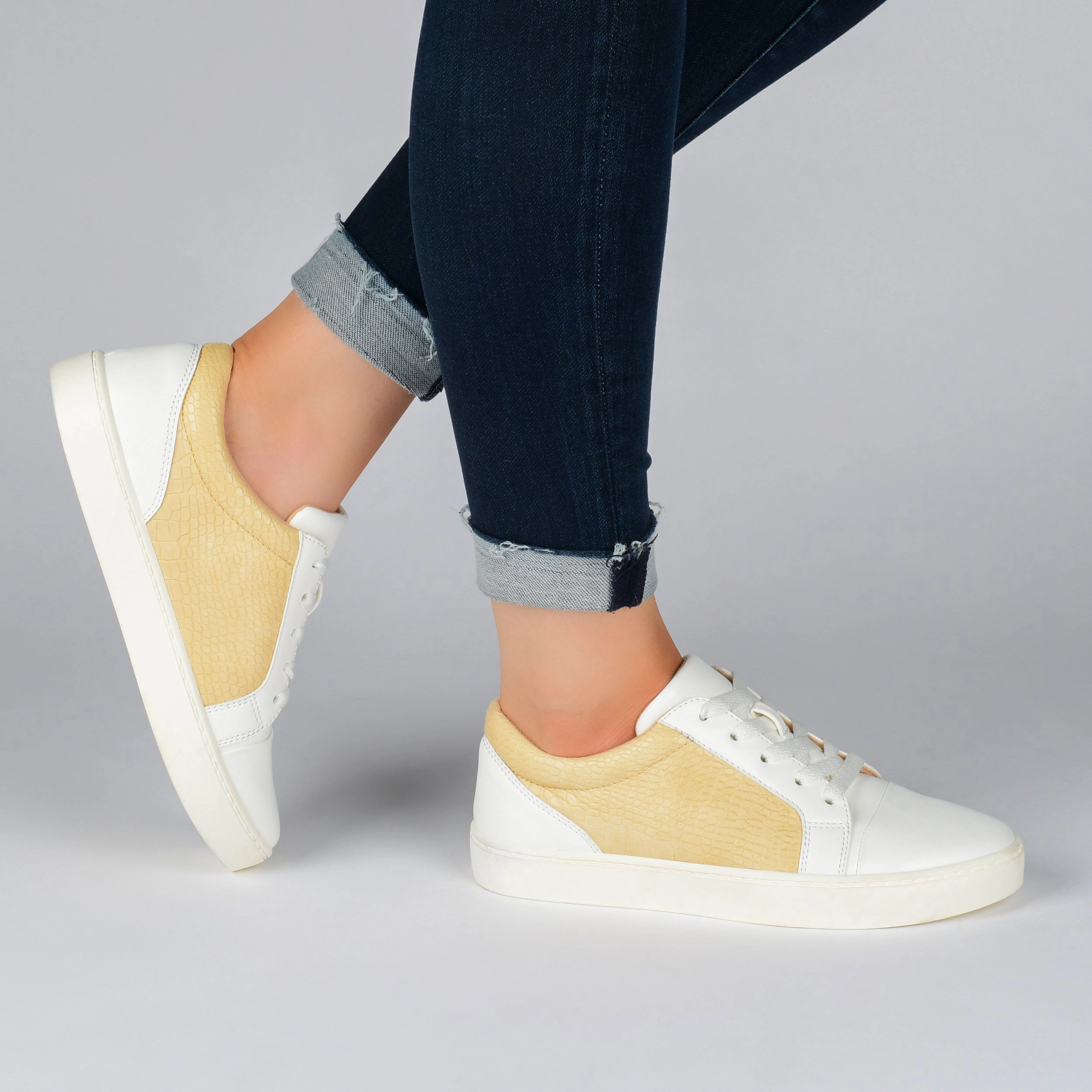 Journee Collection Women's Tru Comfort Foam Lynz Sneakers