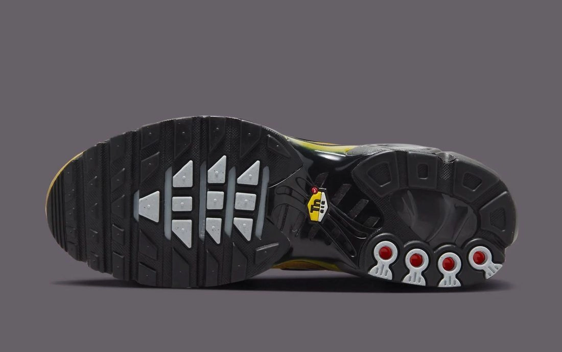 Nike Air Max Plus FB9722-700 Sneakers Men's Bronzine Black Lace Up Running Shoes