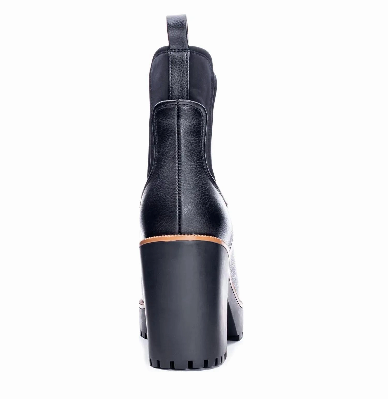 Women's Chelsea Boot In Black