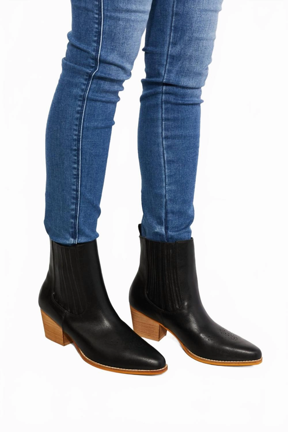 Women's Love The Journey Chelsea Boots In Black