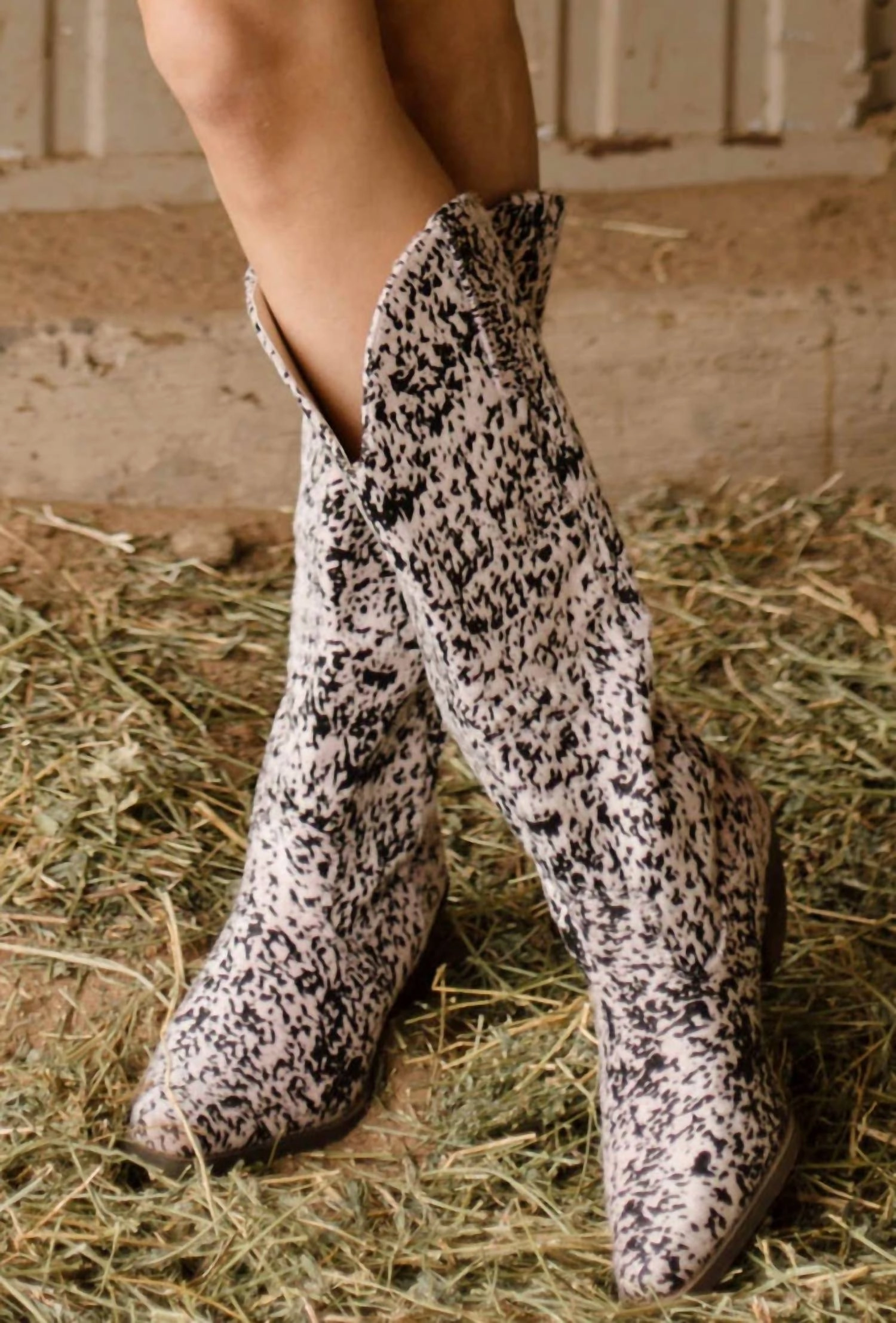 Women's Round Em Up Boots In Pink/black/cowhide